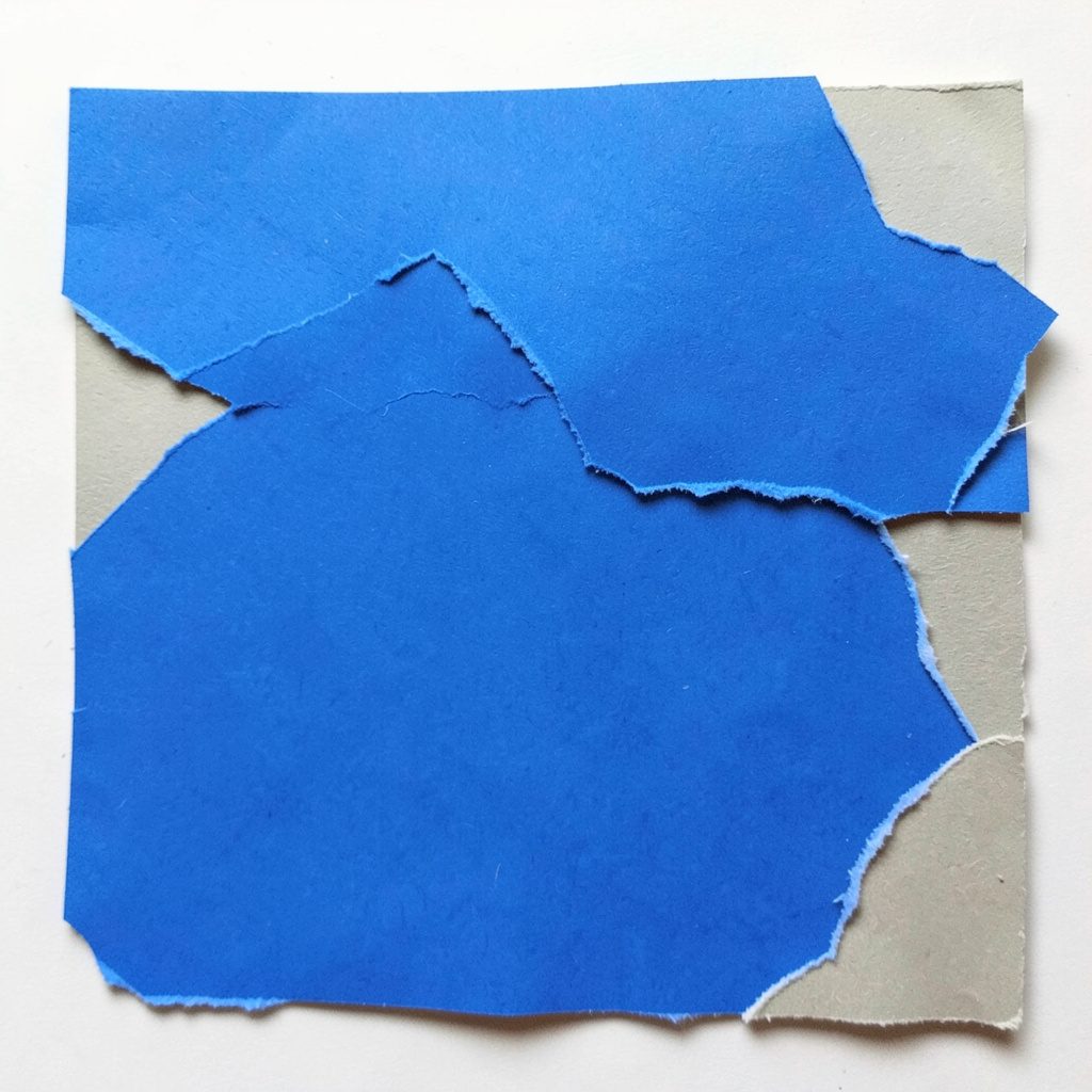 Collage di carta a strati con una vellutata cremosa in una ciotola, tonalità verde pallido e bianco, atmosfera delicata e confortevole.