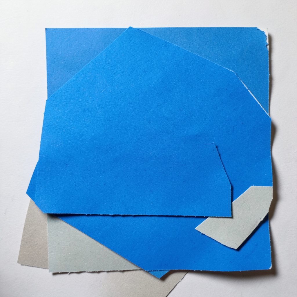 Collage di carta ritagliata con pane al farro e curcuma cosparso di semi, tonalità dorate e calde, atmosfera da forno artigianale.