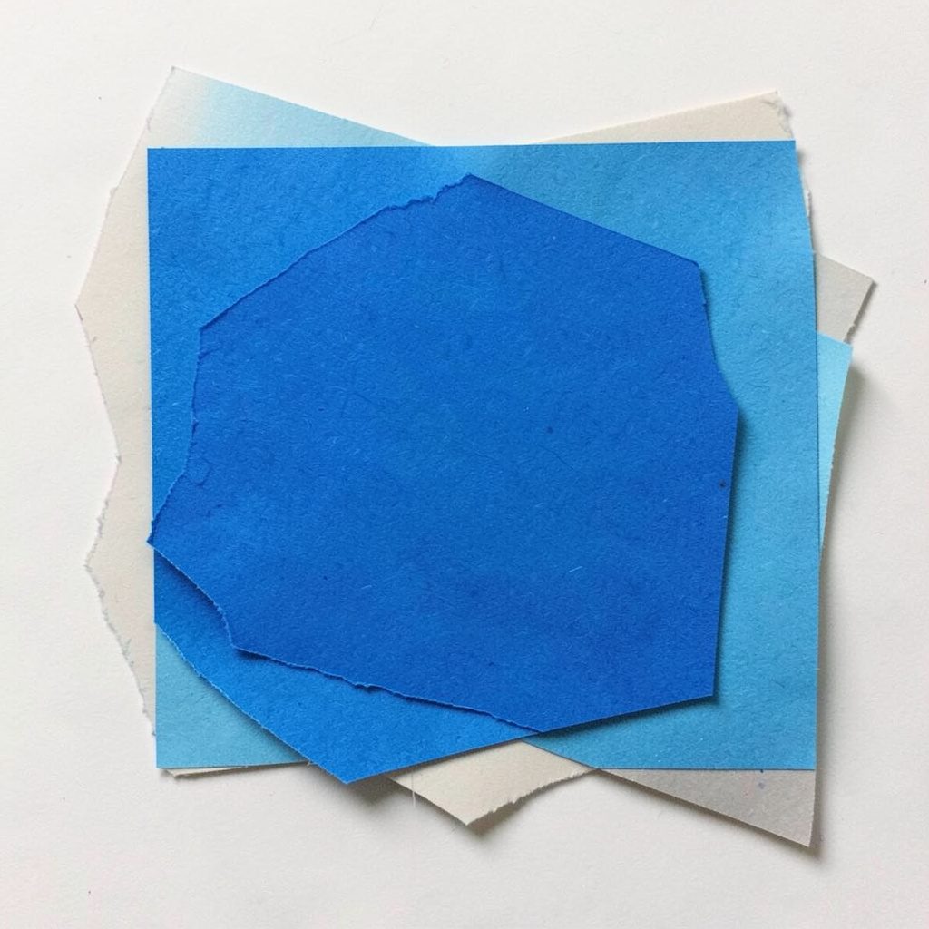 Collage di carta ritagliata con insalata fresca e ingredienti colorati, tonalità verdi, rosse e bianche, atmosfera leggera e primaverile.