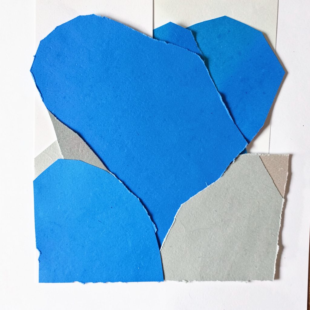 Collage di carta a strati con silhouette di ingredienti mediterranei, tonalità terrose e verdi, atmosfera artigianale e accogliente.
